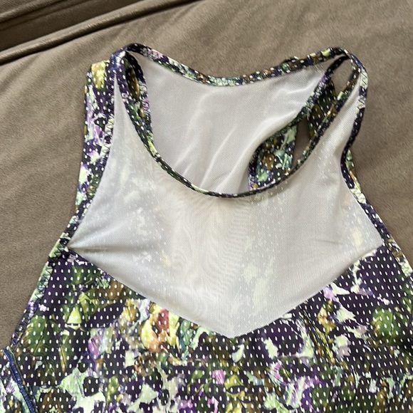 Lululemon top with mesh and built in bra 4 - Picture 4 of 4